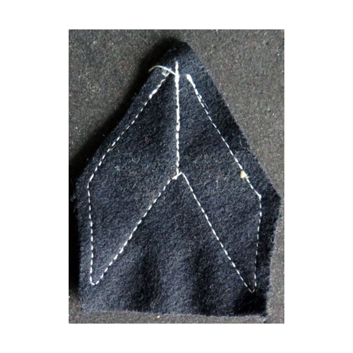 Galon de sergent chef sur tissu bleu noir