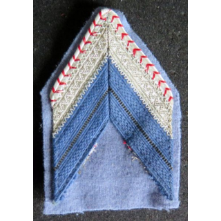 Caporal chef du matériel (galons bleus et argent) sur fond bleu clair