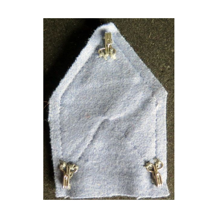 Caporal chef du matériel (galons bleus et argent) sur fond bleu clair