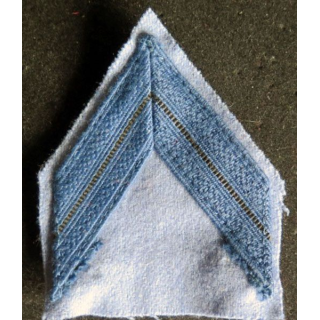 Galon de caporal du matériel (galons bleus) sur fond bleu clair sur crochets