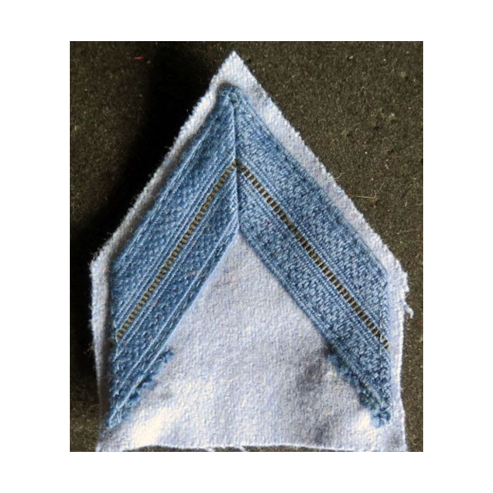 Galon de caporal du matériel (galons bleus) sur fond bleu clair sur crochets