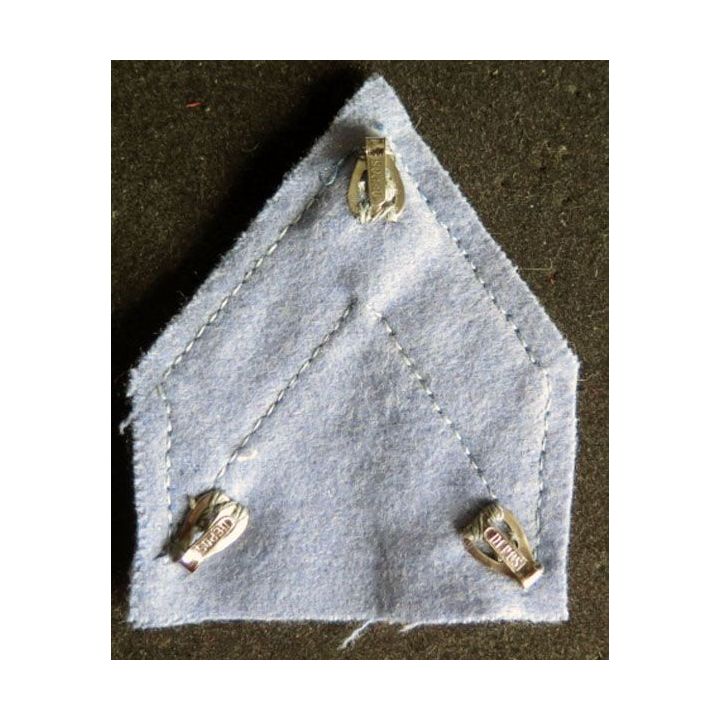 Galon de caporal du matériel (galons bleus) sur fond bleu clair sur crochets