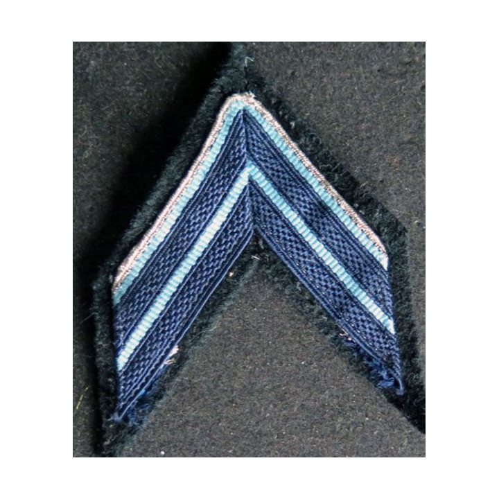 Galon bleu foncé à liseré clair et argent de caporal ADL sur tissu bleu noir 