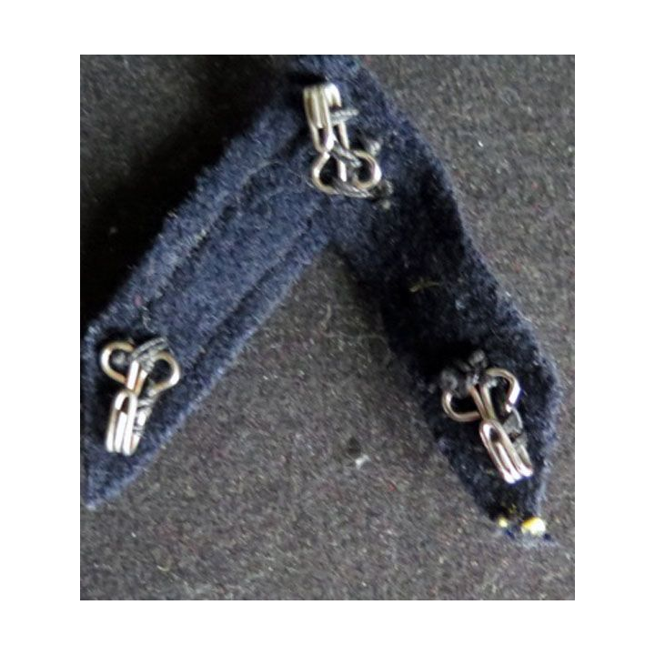 Galon doré de sergent ADL sur tissu noir avec crochets