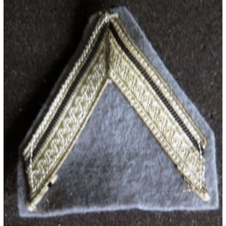 Galon argenté de sergent ADL sur tissu bleu clair