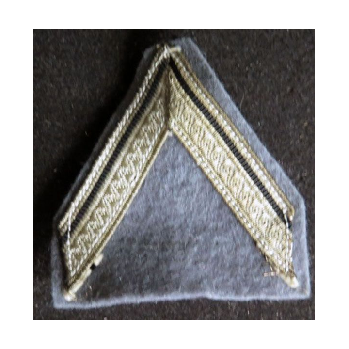 Galon argenté de sergent ADL sur tissu bleu clair