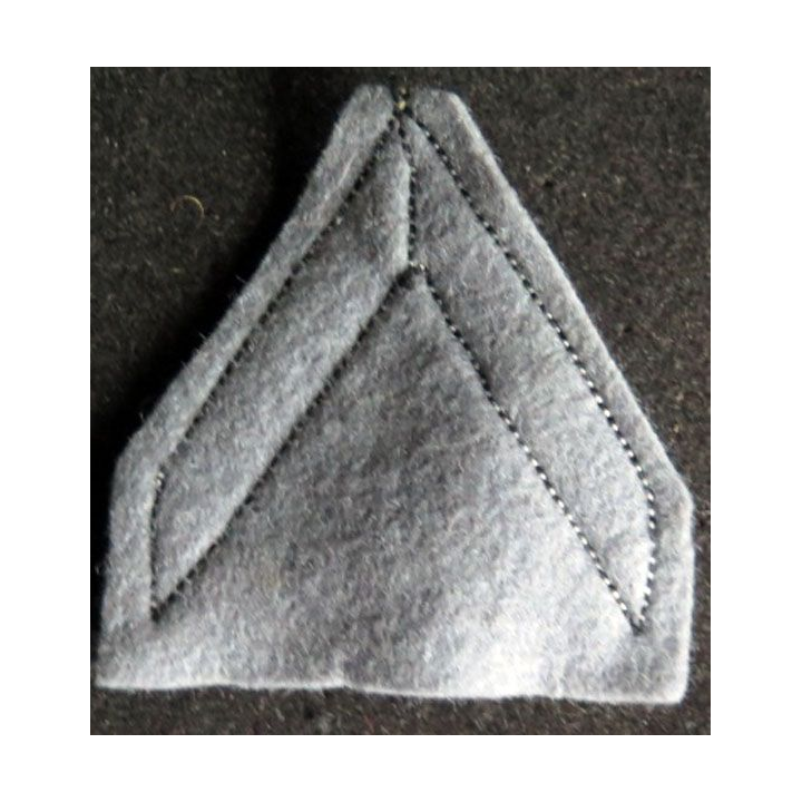 Galon argenté de sergent ADL sur tissu bleu clair