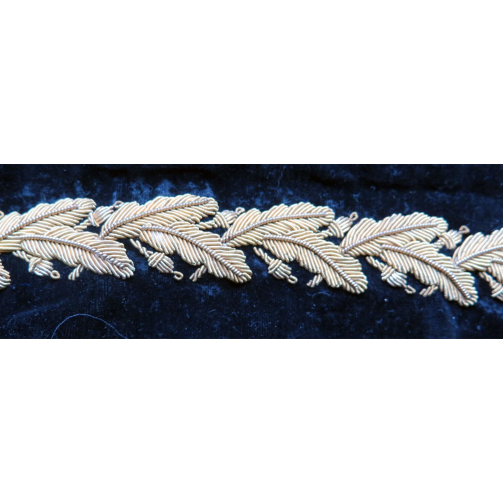 magnifique cannetille sur velours noir représentant des feuilles de chêne et glands 35 x 3 cm