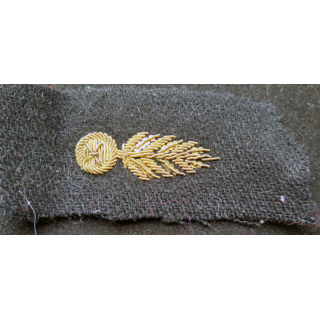 vieil insigne tissu de col sur tissu noir grenade cannetille
