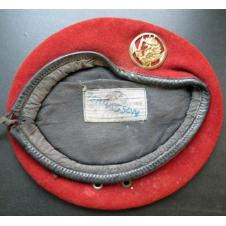 Béret rouge des commandos parachutistes RPIMA année 1981 avec insigne  T. 56 