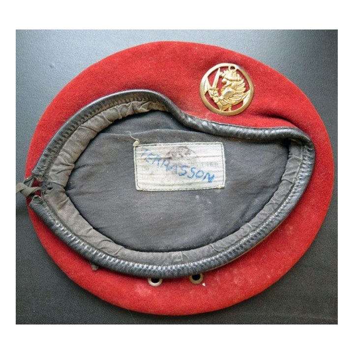 Béret rouge des commandos parachutistes RPIMA année 1981 avec insigne  T. 56 