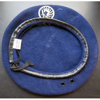 Béret bleu noir avec insigne des chasseurs parachutistes 