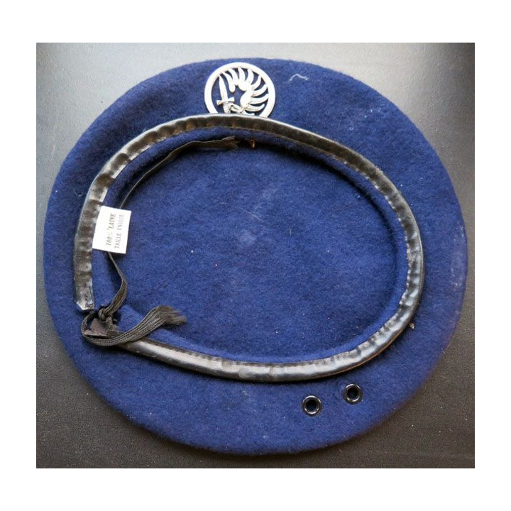 Béret bleu noir avec insigne des chasseurs parachutistes 