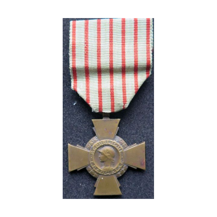 Croix du combattant en bronze  médaille ordre décoration 