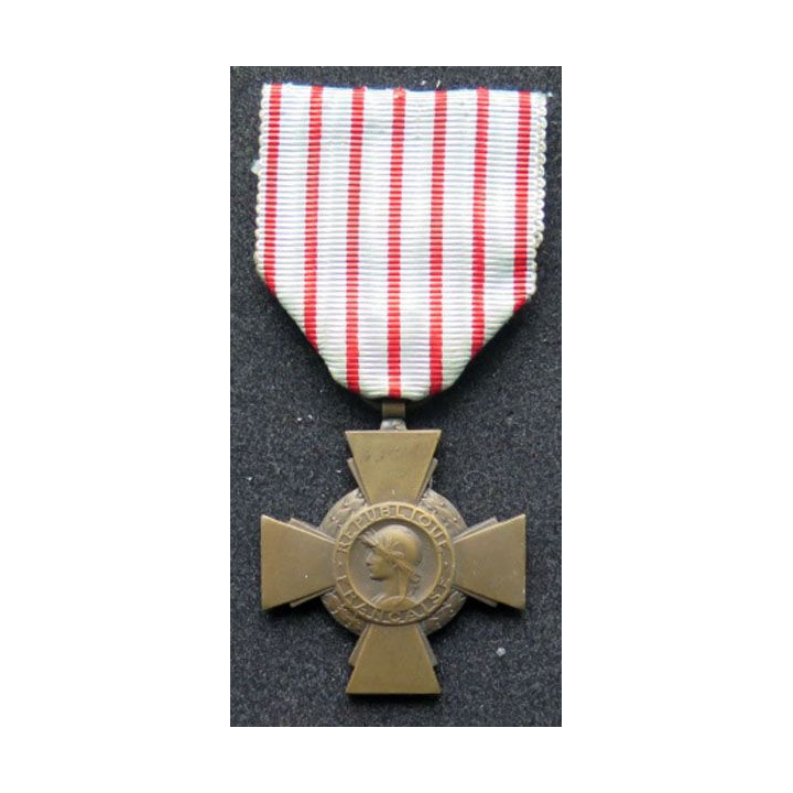 Croix du combattant en bronze  médaille ordre décoration 