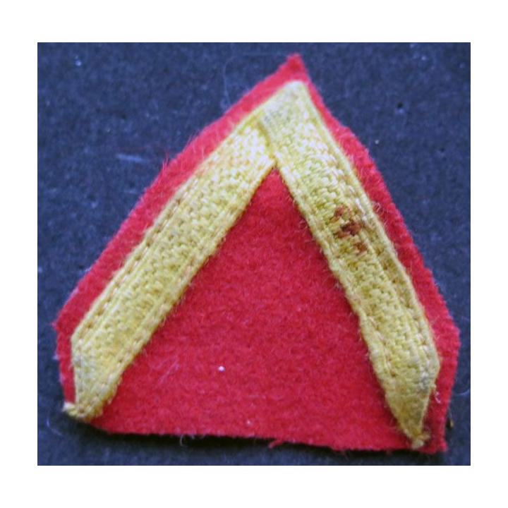 Galon de sergent appelé PDL d'artillerie sur tissu rouge et crochets