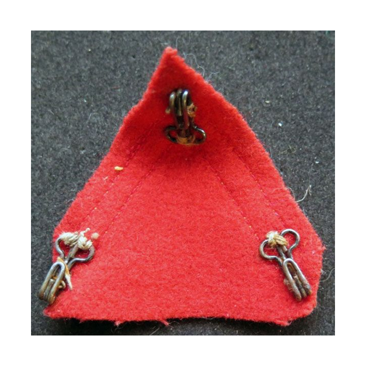 Galon de sergent appelé PDL d'artillerie sur tissu rouge et crochets