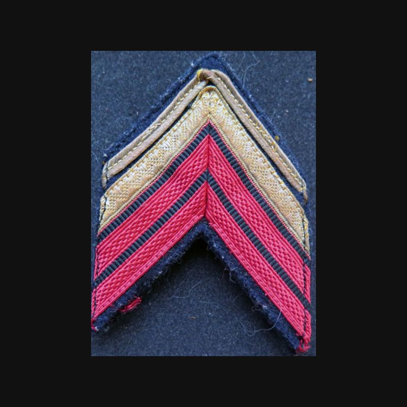 Galon de caporal chef ADL sur tissu bleu noir Galon de caporal chef ADL sur tissu bleu noir