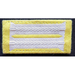 galon de col allemand sur fond jaune