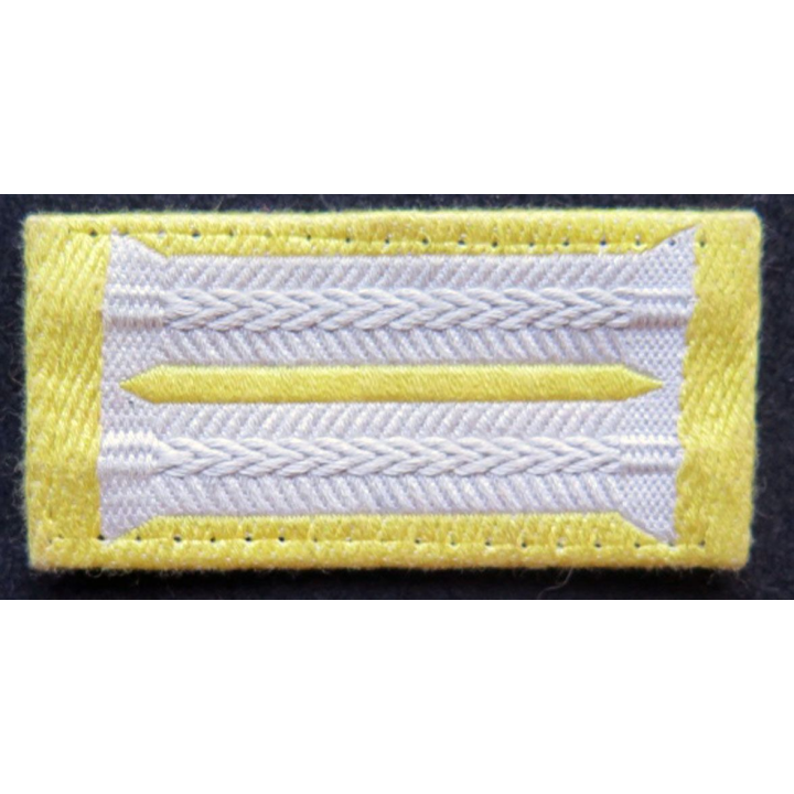 galon de col allemand sur fond jaune
