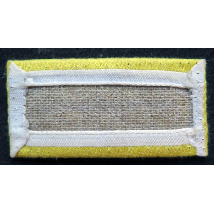 galon de col allemand sur fond jaune