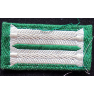 galon de col allemand sur fond vert