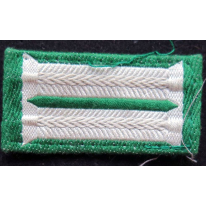 galon de col allemand sur fond vert