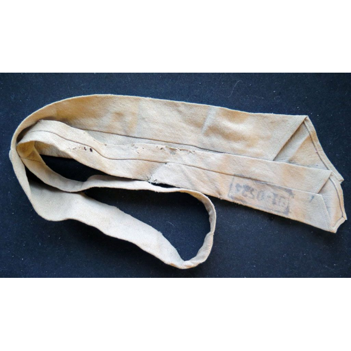 cravate kaki clair avec tampon 01 - 0524 avec trou de mite