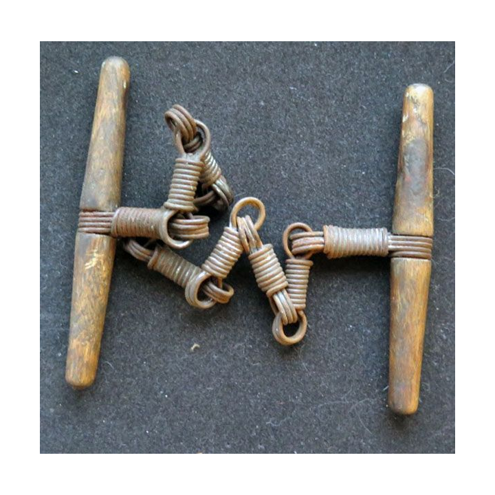 Vieille menottes de type cabriolet en bois et chaine métallique