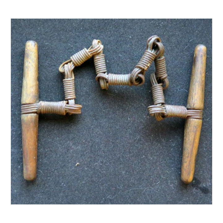 Vieille menottes de type cabriolet en bois et chaine métallique