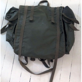 Musette F1 armée française vert armé avec deux pochettes latérales 