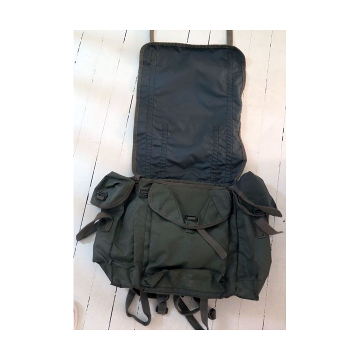 Musette F1 armée française vert armé avec deux pochettes latérales 