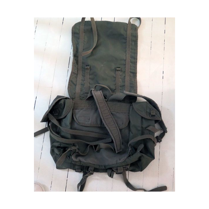 Musette F1 armée française vert armé avec deux pochettes latérales 