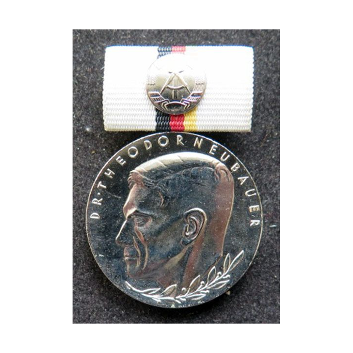 ALLEMAGNE DDR : médaille argentée du Dr. Theodore Neubauer 
