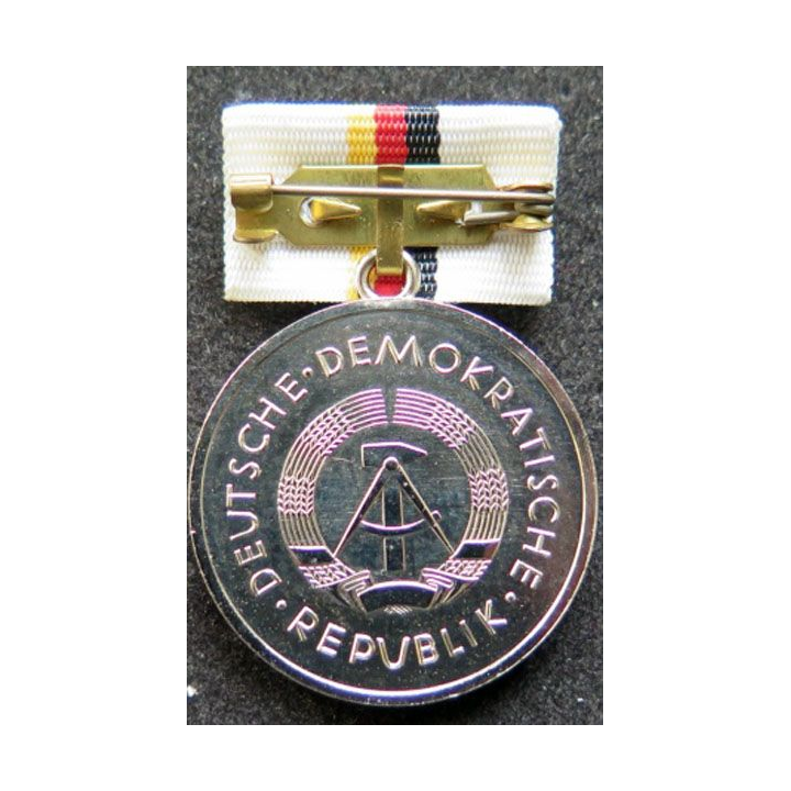 ALLEMAGNE DDR : médaille argentée du Dr. Theodore Neubauer 