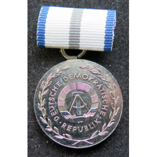 ALLEMAGNE DDR médaille Fur Treue Dienste  attache dessoudée