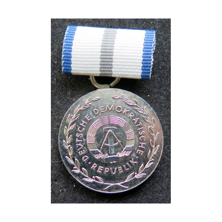 ALLEMAGNE DDR médaille Fur Treue Dienste  attache dessoudée