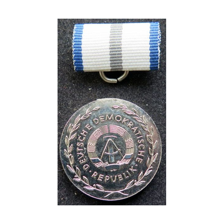 ALLEMAGNE DDR médaille Fur Treue Dienste  attache dessoudée
