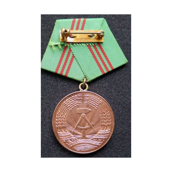 ALLEMAGNE DDR médaille cuivrée bons loyaux services Fur treue dienste