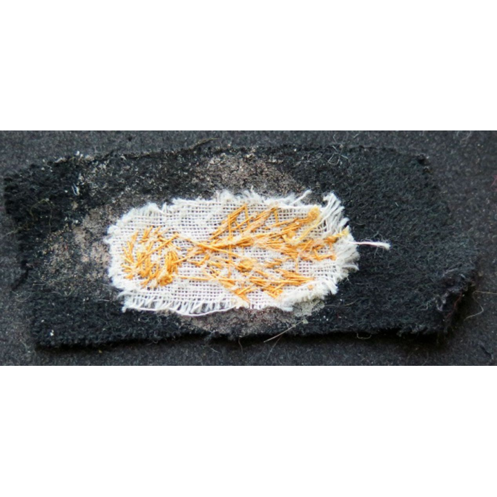 vieil insigne tissu de col sur tissu noir grenade cannetille