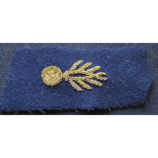 vieil insigne tissu de col sur tissu noir grenade cannetille