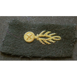 vieil insigne tissu de col sur tissu noir grenade cannetille