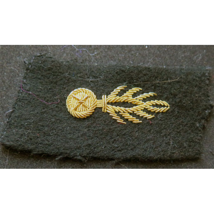 vieil insigne tissu de col sur tissu noir grenade cannetille