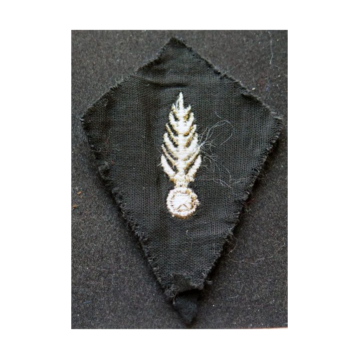 Insigne en losange de bras grenade en fils dorés hauteur 10 cm