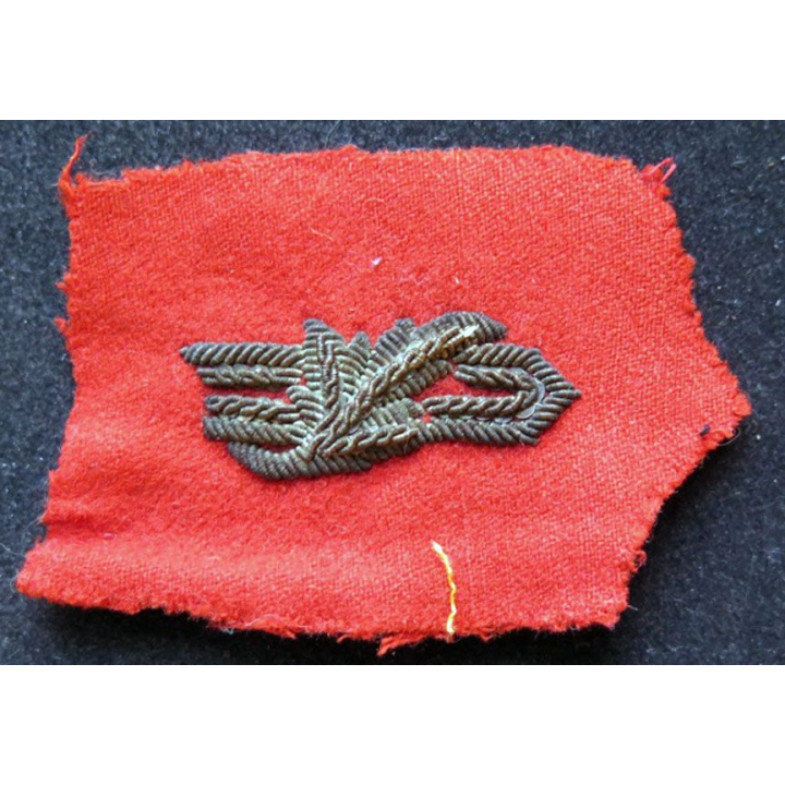 vieil insigne tissu de col sur tissu rouge de commissaire en  cannetille