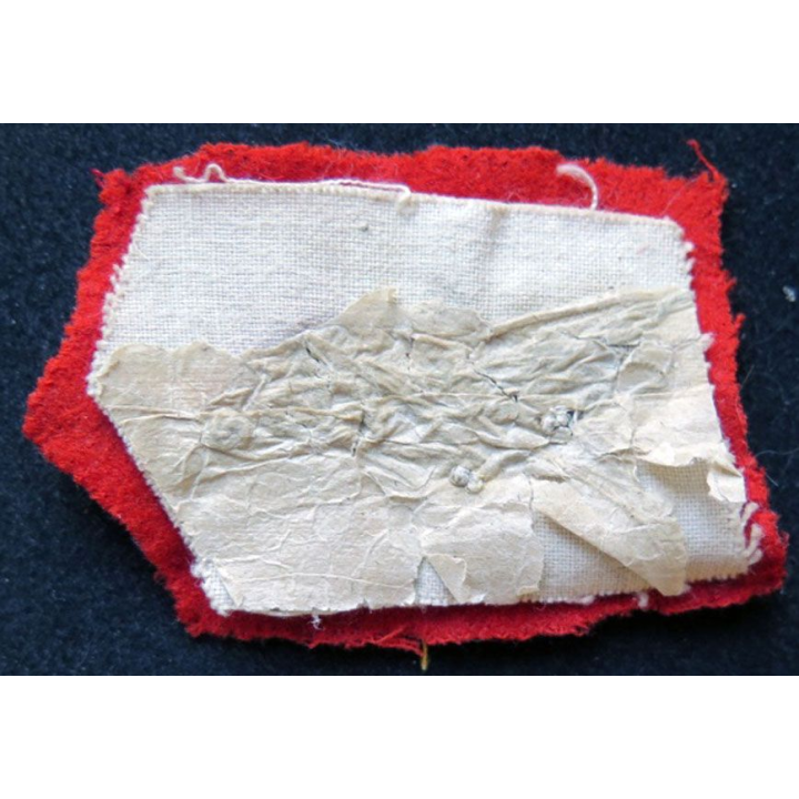 vieil insigne tissu de col sur tissu rouge de commissaire en  cannetille
