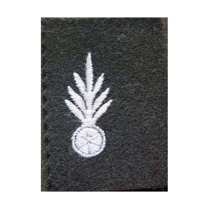 Insigne de spécialité de la marine nationale grenade grise fond noir