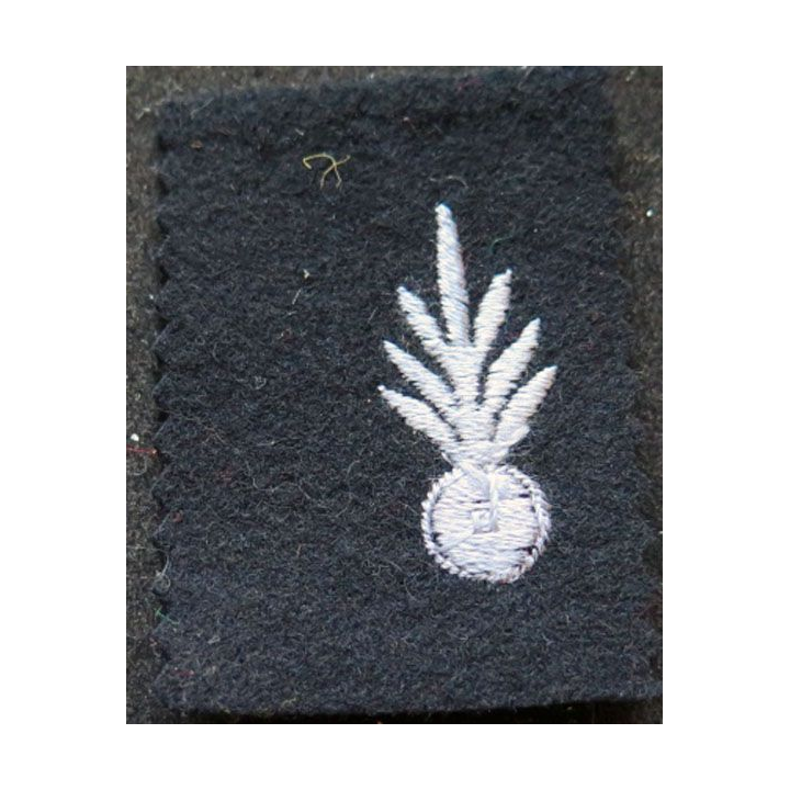Insigne de spécialité de la marine nationale grenade grise fond noir