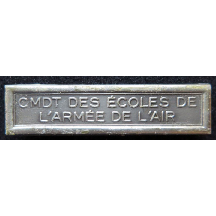 Barrette " CMDT DES ÉCOLES DE L'ARMÉE DE L'AIR " en métal argenté