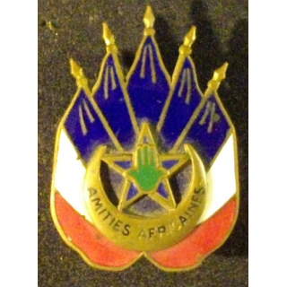 Insigne des Amitiés africaines en émail centre en relief poinçon AB